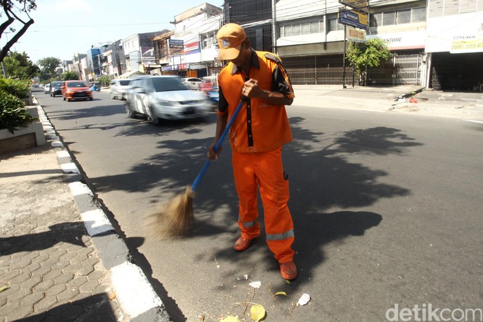 Melihat Aksi Pasukan Oranye Tangani Sampah Di Hari Lebaran Foto 6