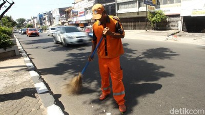 Melihat Aksi Pasukan Oranye Tangani Sampah di Hari Lebaran