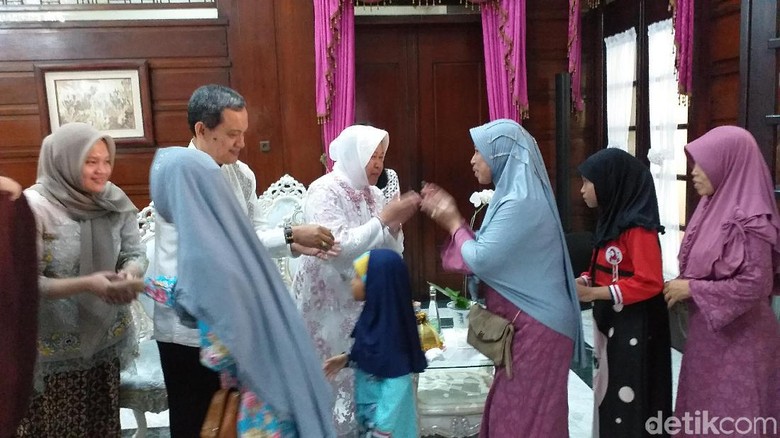 Gelar Open House, Risma Bagikan Bola Sampai Kursi Roda ke Anak-anak Gelar Open House, Risma Bagikan Bola Sampai Kursi Roda ke Anak-anak