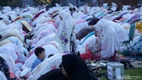 Salat Idul Fitri berlangsung khusyuk.