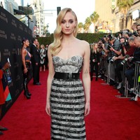 Acara pemutaran perdana film X-Men: Dark Phoenix yang diadakan di Hollywood, California, AS, Selasa (4/6/2019) dihadiri para bintangnya. Tanpa terkecuali Sophie Turner, sang pemeran mutan bernama Jean Gray atau sang Phoenix. Ia mencuri perhatian dengan gaun straples dengan rok bermotif garis dan floral, berikut oversized belt yang melingkari pinggang mungilnya. (Foto: Getty Images)