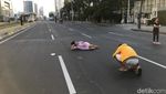 Potret Heboh Warga Foto-foto di Tengah Jalan Saat Lebaran