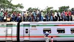 Ramai-ramai Mudik Lebaran Naik Kereta di Bangladesh