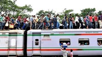 Namun etika menggunakan kereta di Bangladesh tergolong masih tidak tertib. Salim Reza/Xinhuanet.