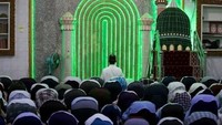 Kemudian, umat muslim di Myanmar turut merayakan hari raya Idul Fitri hari ini. Mereka tampak memenuhi masjid untuk melaksanakan salat Id. (Foto: Sai Aung MAIN / AFP)