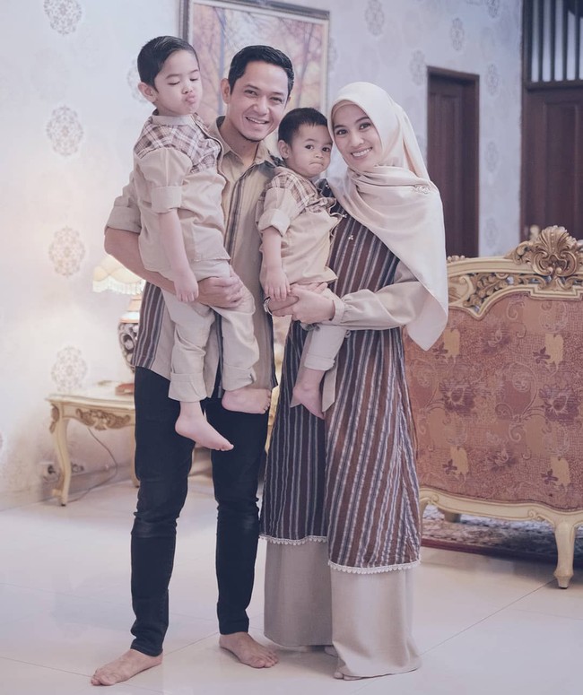 Seragam berwarna coklat yang dihiasi motif garis dan kotak-kotak menjadi andalan Dude Herlino dan Alyssa Subandono beserta kedua putra mereka. (Foto: Instagram/@ichasubandono)