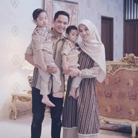 Seragam berwarna coklat yang dihiasi motif garis dan kotak-kotak menjadi andalan Dude Herlino dan Alyssa Subandono beserta kedua putra mereka. (Foto: Instagram/@ichasubandono)