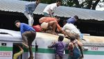 Ramai-ramai Mudik Lebaran Naik Kereta di Bangladesh