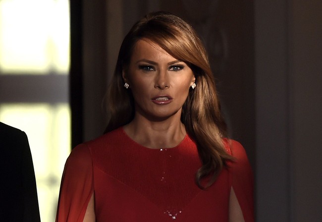Melania Trump lalu menyempurnakan penampilannya dengan makeup yang on-point serta anting berlian berpotongan sederhana. (Foto: Getty Images)