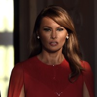 Melania Trump lalu menyempurnakan penampilannya dengan makeup yang on-point serta anting berlian berpotongan sederhana. (Foto: Getty Images)