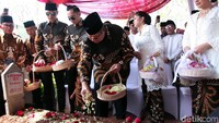 SBY menaburkan bunga di pusara Ani Yudhoyono.