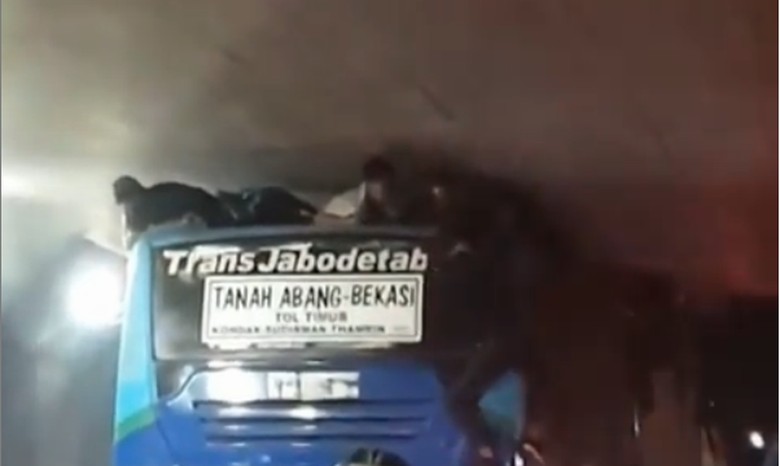 Denda Sopir TransJabodetabek Usai Bocah Terjepit di Atap Denda Sopir TransJabodetabek Usai Bocah Terjepit di Atap