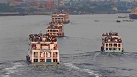 Selain kereta, orang-orang juga pulang menggunakan feri. Lonjakan penumpangnya juga sangat ramai. Salim Reza/Xinhuanet.