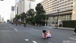 Potret Heboh Warga Foto-foto di Tengah Jalan Saat Lebaran