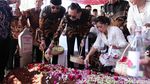 SBY, AHY dan Ibas Kompak Berbatik Saat Ziarah ke Makam Ani Yudhoyono