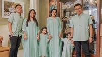 Keluarga Anang dan Ashanty kompak tampil serba hijau di momen Lebaran tahun ini. Foto: Instagram