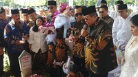 Ini batik ini yang menyiapkan ibu, yang memilih warnanya ibu, kok tiba-tiba ingin nuansa hitam. Dia biasanya nggak pernah tiap tahun. Dan ibu bilang nanti kita pakai di rumah sakit pada saat Lebaran. Ternyata dipakai ibu pada saat jenazah itu dibawa dari rumah sakit menuju masjid di KBRI, ujarnya. Foto: Jefrie/detikcom