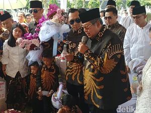 Ziarah ke Kalibata, SBY Cerita soal Batik Nuansa Hitam Pilihan Ani Yudhoyono
