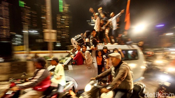 Sejumlah warga menyaksikan kembang api dan petasan di Jalan KH Wahid Hasyim, Jakarta. Pesta kembang api dan petasan ini menghiasi perayaan malam takbiran Idul Fitri.