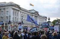 Aksi protes mewarnai kedatangan Trump di depan Istana Buckingham.
