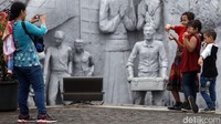 Relief sejarah perjuangan Indonesia juga menjadi spot foto favorit pengunjung.