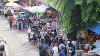 Para pengunjung lalu lalang di pasar mainan yang terletak di Jakarta Timur tersebut.