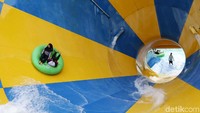 Para pengunjung menikmati beragam permainan air di tempat wisata tersebut.