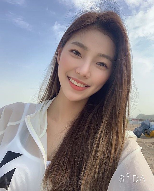 Kenalan dengan Lee Chae Eun, model yang jadi perhatian karena penampilan wajahnya mirip banget dengan idol K-Pop Irene Redvelvet. (Foto: Instagram/@c_eeeun)