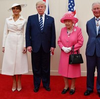 Saat acara peringatan Perang Dunia II, Melania memakai coat dress keluaran label The Row milik Mary-Kate and Ashley Olsen. Harganya sekitar US$ 6.300 atau Rp 83 juta. Topi Philip Treacy, US$ 1.100 (Rp 15 juta) dan sepatu Jimmy Choo, US$ 761 (Rp 10,8 juta). (Foto: Getty Images)