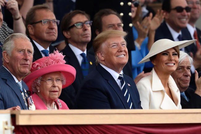 Kunjungan Presiden AS Donald Trump di Inggris berlanjut dengan manghadiri upacara peringatan D-Day ke 75 di Portsmouth, Rabu (5/6/2019).  Ibu Negara Melania Trump turut mendampingi suaminya di acara yang juga dihadiri Ratu Elizabeth II, Pangeran Charles dan para kepala negara Eropa.