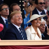 Kunjungan Presiden AS Donald Trump di Inggris berlanjut dengan manghadiri upacara peringatan D-Day ke 75 di Portsmouth, Rabu (5/6/2019).  Ibu Negara Melania Trump turut mendampingi suaminya di acara yang juga dihadiri Ratu Elizabeth II, Pangeran Charles dan para kepala negara Eropa.