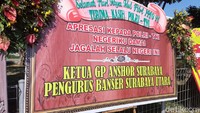 Salah satu karangan bunga dikirim oleh GP Anshor Surabaya.