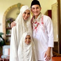 Selain Krisdayanti, ada juga aktris Marsha Timothy yang memakai mukena berharga jutaan rupiah saat Salat Idul Fitri. Marsha mengenakan mukena dari brand Vyladira yang dua tahun lalu menjadikan Dian Sastrowardoyo sebagai brand ambassadornya. (Foto: Instagram)