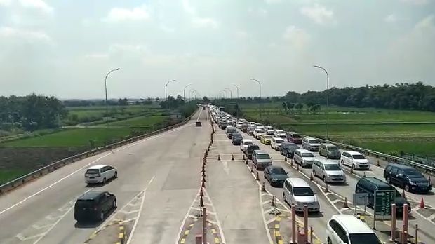 Tol dan Jalur Arteri Jombang Padat, Antrean Kendaraan Hingga 2 Kilometer