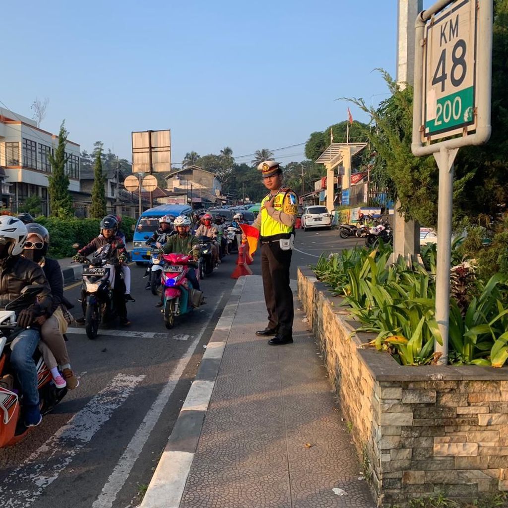 Sistem Satu Arah di Jalur Puncak Diberlakukan Pagi Ini
