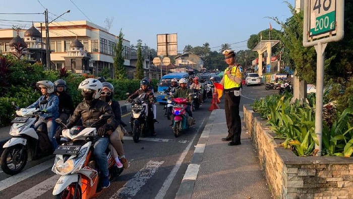 Sistem Satu Arah di Jalur Puncak Diberlakukan Pagi Ini