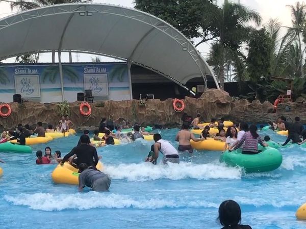 Byur! Serunya Main Air di Kaki Gunung Guntur