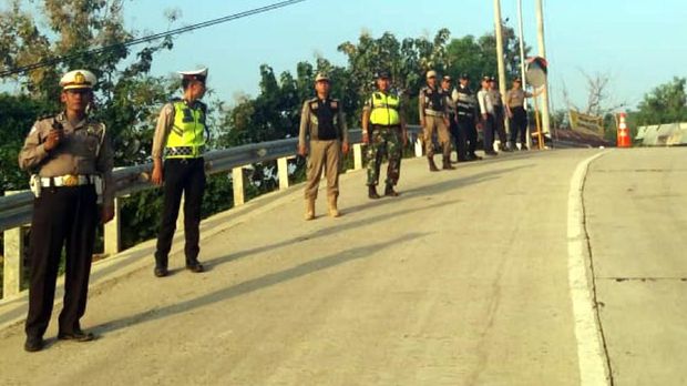 Sigap! Aparat Bantu Dorong Mobil Mogok di Tanjakan Pantai Sukabumi