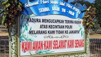 Karangan bunga ini sebagai bentuk apresiasi warga kepada TNI-Polri yang telah melakukan pengamanan jembatan terpanjang di Indonesia itu selama libur lebaran.