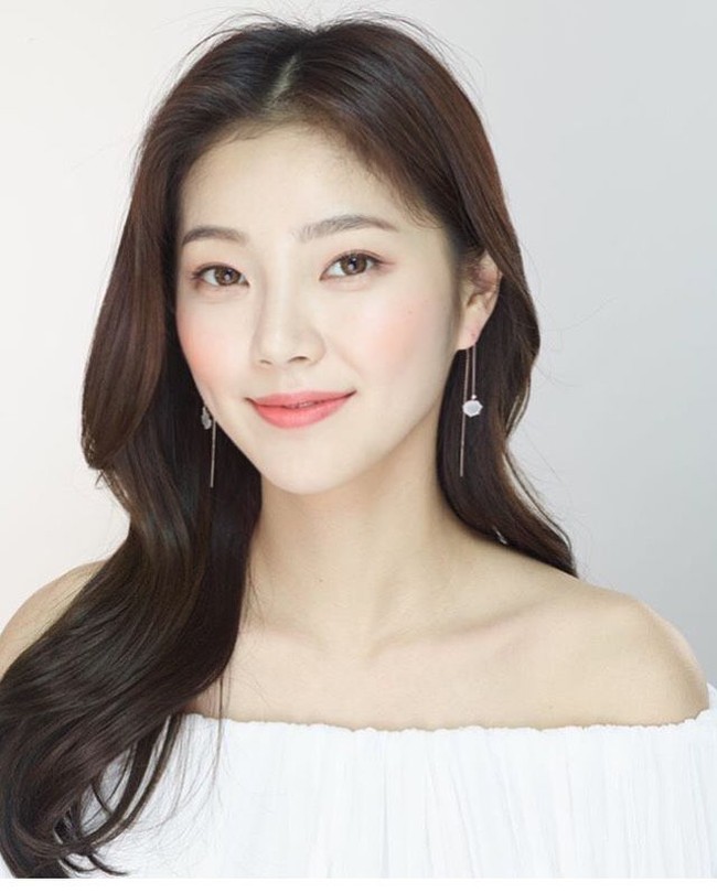 Belum lama ini, Lee Chae Eun tampil di acara Taste of Love sebagai teman kencan aktor Oh Chang Seok. Pembawa acara tersebut pun menyebutnya mirip dengan Irene Redvelvet. (Foto: Instagram/@c_eeeun)