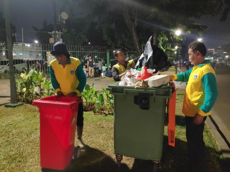 Cerita Mereka yang Sigap Jaga Kebersihan Monas di Libur Lebaran Cerita Mereka yang Sigap Jaga Kebersihan Monas di Libur Lebaran