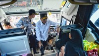 Budi Karya juga menyapa penumpang bus. Istimewa/Kementerian Perhubungan.