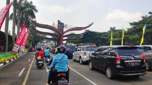 Antrean pengunjung di gerbang TMII I.