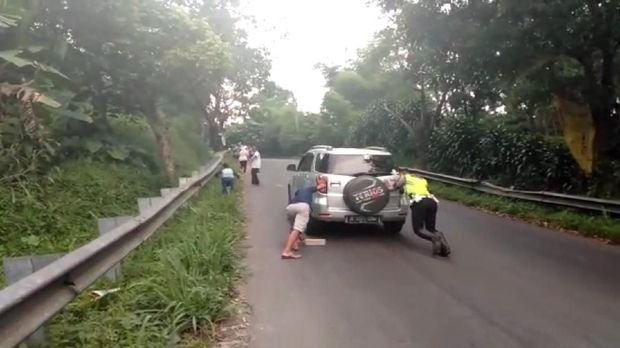 Sigap! Aparat Bantu Dorong Mobil Mogok di Tanjakan Pantai Sukabumi