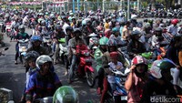 Banyaknya pengunjung menyebabkan antrean panjang di pintu masuk kebun binatang tersebut.