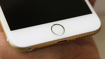 iPhone 6 dan 6 Plus memakai prosesor Apple A8, kamera 8 megapixel dan kamera depan 1,2 megapixel. Layar iPhone 6 sebesar 4,7 inch sedangkan 6 Plus sebesar 5,5 inch. Foto: Getty Images