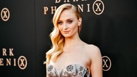 Pemeran Jean Grey di waralaba film tersebut ini tampil dengan gaun tanpa lengan. (Photo by Matt Winkelmeyer/Getty Images)