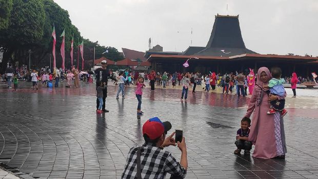 Anak-anak bermain layang-layang pelataran Tugu Api.