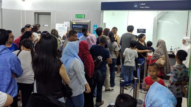 Pengguna MRT antre di loket pembelian karcis.