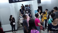 Kepadatan penumpang juga terlihat di pintu keluar stasiun. 